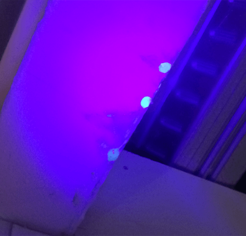 UV-sledilo, vidno pod UV-svetlobo, za sledenje poti vode